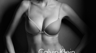 Naked Glamour v podání Lary Stone pro Calvina Kleina