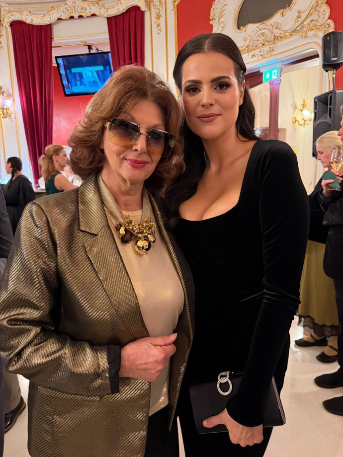 Ornella Koktová po boku Saskie Burešové.