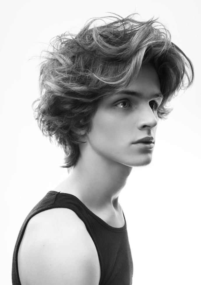 Vítězná práce Roberta Starého a Marka Metelky, kteří obsadili na mezinárodní kadeřnické soutěži One Shot Global Hair Awards první místo v kategorii pánských střihů Vítězná práce Roberta Starého a Marka Metelky, kteří obsadili na mezinárodní kadeřnické soutěži One Shot Global Hair Awards první místo v kategorii pánských střihů