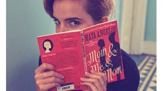 Emma Watson schovává knížky v londýnském metru