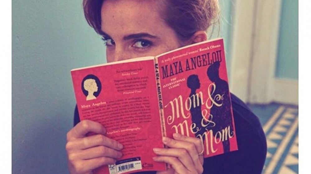 Emma Watson schovává knížky v londýnském metru