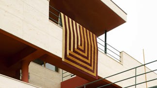 Vila hezky komunikuje s koberci i se sklem Františka Jungvirta a betonovými obrazy Pavla Duška, již tu zrovna měli výstavu. Jako by sem patřily odjakživa.