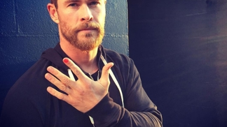 Proč si Chris Hemsworth a Zac Efron lakují nehty?