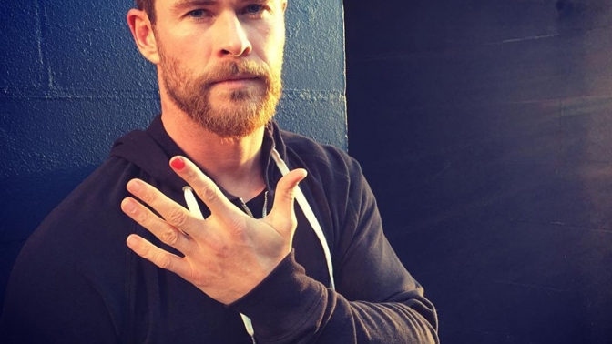Proč si Chris Hemsworth a Zac Efron lakují nehty?