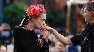 Cara Delevingne, Lily Rose Depp a Pharrell Williams na přehlídce Chanel