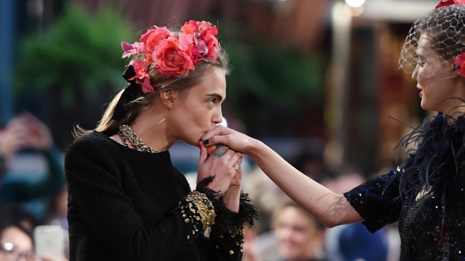Cara Delevingne, Lily Rose Depp a Pharrell Williams na přehlídce Chanel