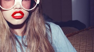 Rodiče modelky Hailey Clauson proti Urban Outfitters a pornu