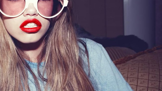 Rodiče modelky Hailey Clauson proti Urban Outfitters a pornu
