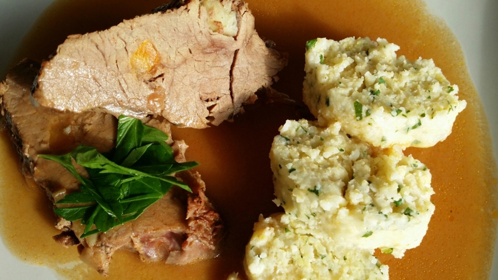 ELLE menu: Kančí kýta s šípkovou omáčkou a bezlepkové jáhlové knedlíky