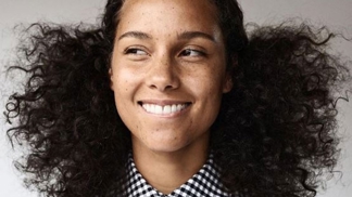 Zpěvačka Alicia Keys se obejde bez make-upu. Co za tím je?