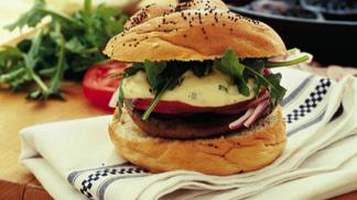 Žampionový burger s rajčaty a rozmarýnovým aïoli