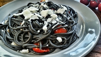 ELLE Menu: Sépiové těstoviny s cherry rajčátky