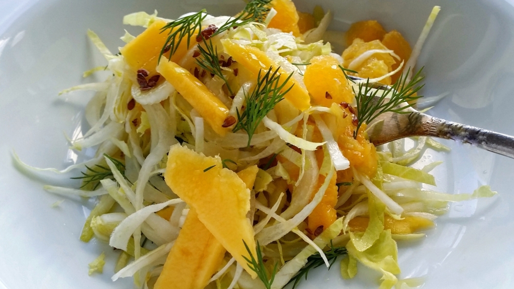 ELLE Menu: Čekankový salát s mangem a pomerančem ELLE Menu: Čekankový salát s mangem a pomerančem