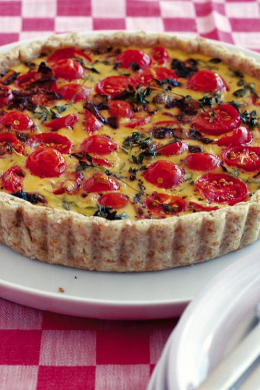 Koláč s cherry rajčátky, tymiánem a slaninou Koláč s cherry rajčátky, tymiánem a slaninou