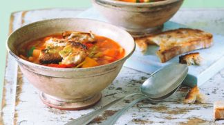 Recept na zimní minestrone s bylinkovými krutony