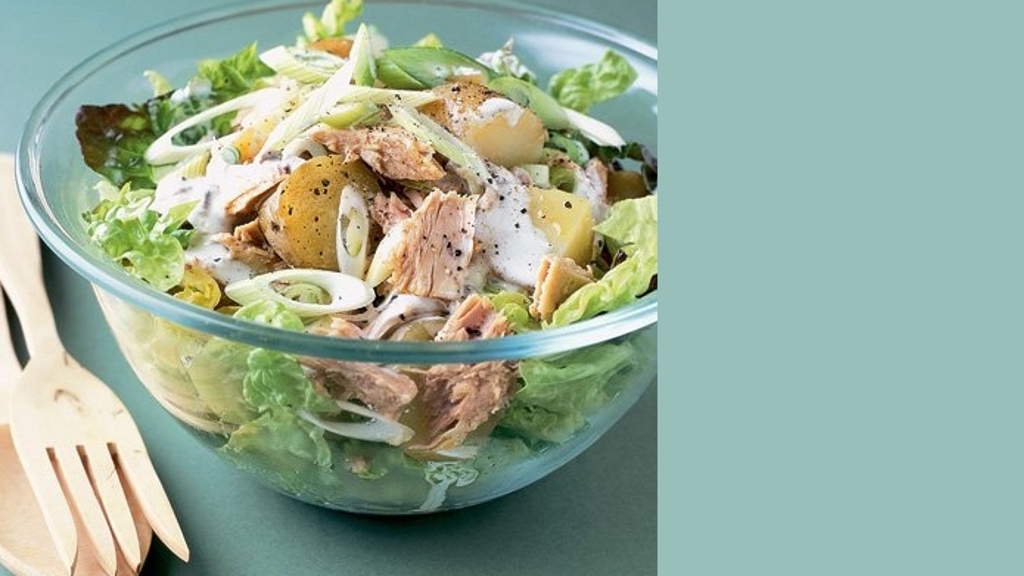 Recept na salát z nových brambor a tuňáka Recept na salát z nových brambor a tuňáka