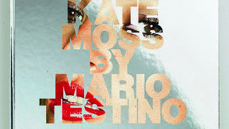 Kate Moss by Mario Testino: Šperk do vaší knihovny