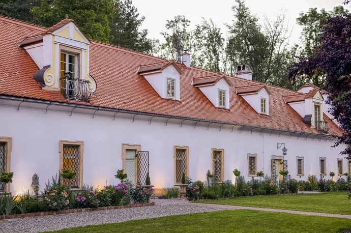 Úchvatná barokní usedlost skrývá 130metrový sál i bývalou pekárnu. Staré klenby doplnilo betonové schodiště Úchvatná barokní usedlost skrývá 130metrový sál i bývalou pekárnu. Staré klenby doplnilo betonové schodiště