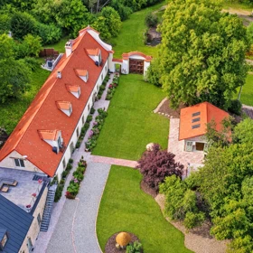 Úchvatná barokní usedlost skrývá 130metrový sál i bývalou pekárnu. Staré klenby doplnilo betonové schodiště