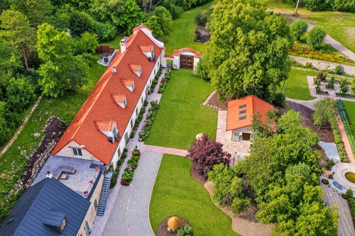 Úchvatná barokní usedlost skrývá 130metrový sál i bývalou pekárnu. Staré klenby doplnilo betonové schodiště Úchvatná barokní usedlost skrývá 130metrový sál i bývalou pekárnu. Staré klenby doplnilo betonové schodiště