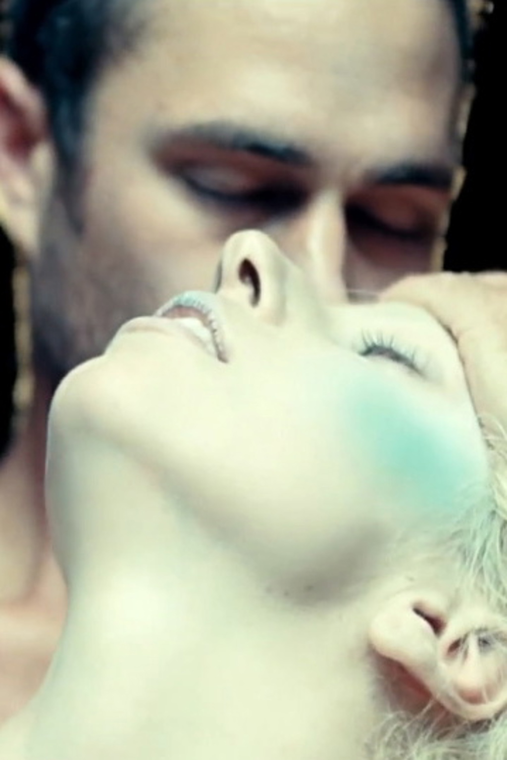 Gaga a obě její alter ega v klipu Yoü And I