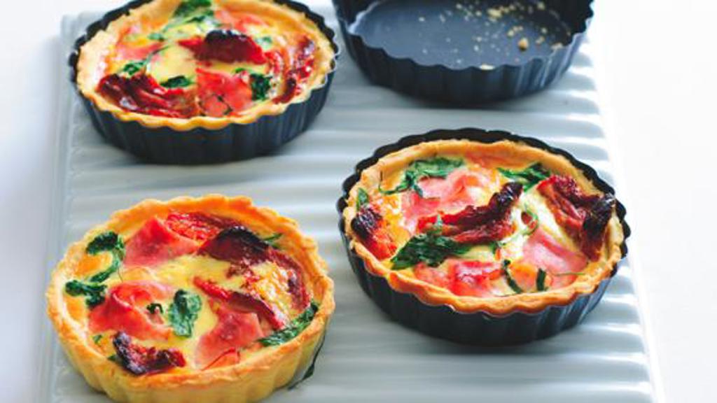 Recept na koláč se šunkou, sušenými rajčaty a rukolou Recept na koláč se šunkou, sušenými rajčaty a rukolou