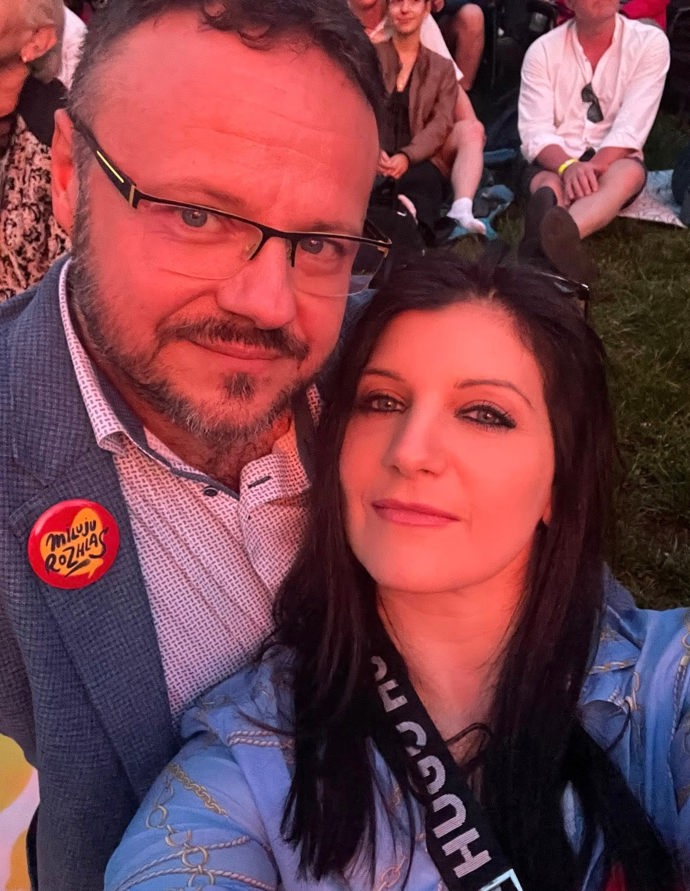 Generální ředitel Českého rozhlasu René Zavoral měl letos v létě napilno. Se svou partnerkou Miriam Tejklovou totiž navštívil řadu míst.