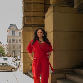Herečka Jitka Čvančarová si oblíbila atypické střihy a také rudou barvu.