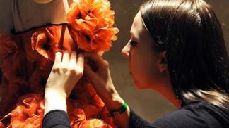 Nahlédněte do backstage: Alexander McQueen s/s 2013
