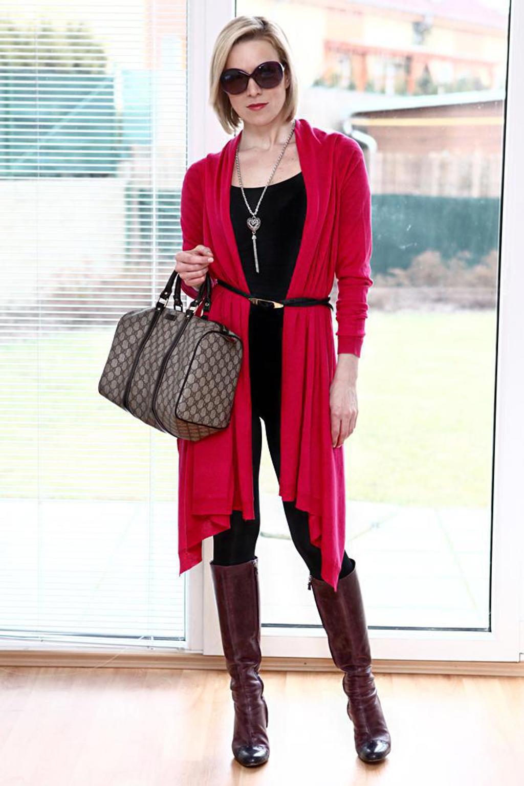 STREET STYLE: Inspirativní seriál, jak nosit kultovní svetr COZY STREET STYLE: Inspirativní seriál, jak nosit kultovní svetr COZY