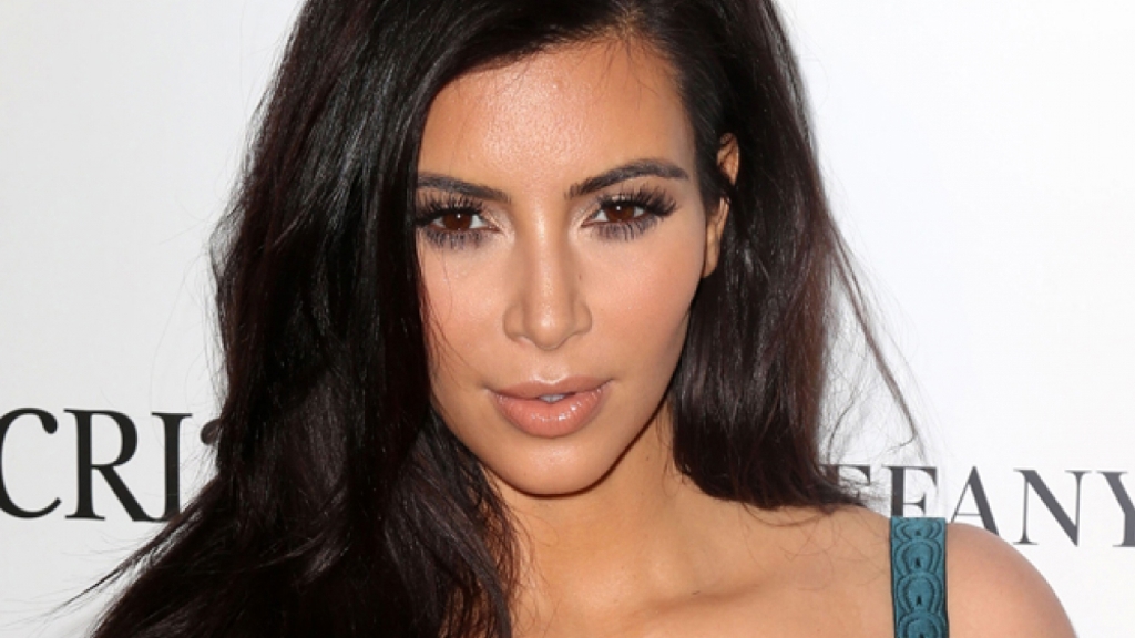 Kim Kardashian čeká druhé dítě! A my máme šatník pro (ne)těhotné.