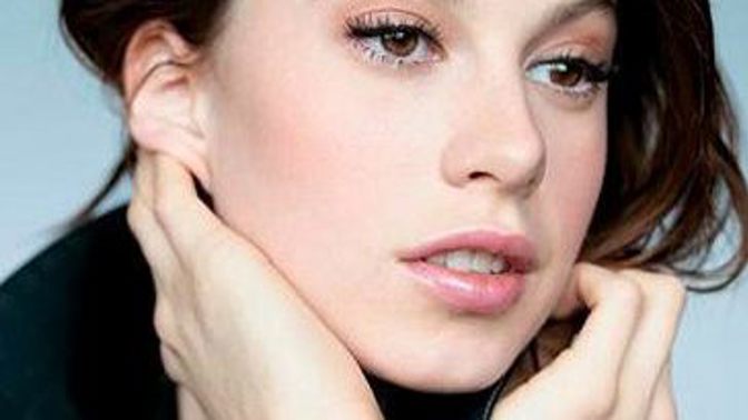 Scarlett Johansson končí u Manga, nahradí ji Elettra Wiedemann
