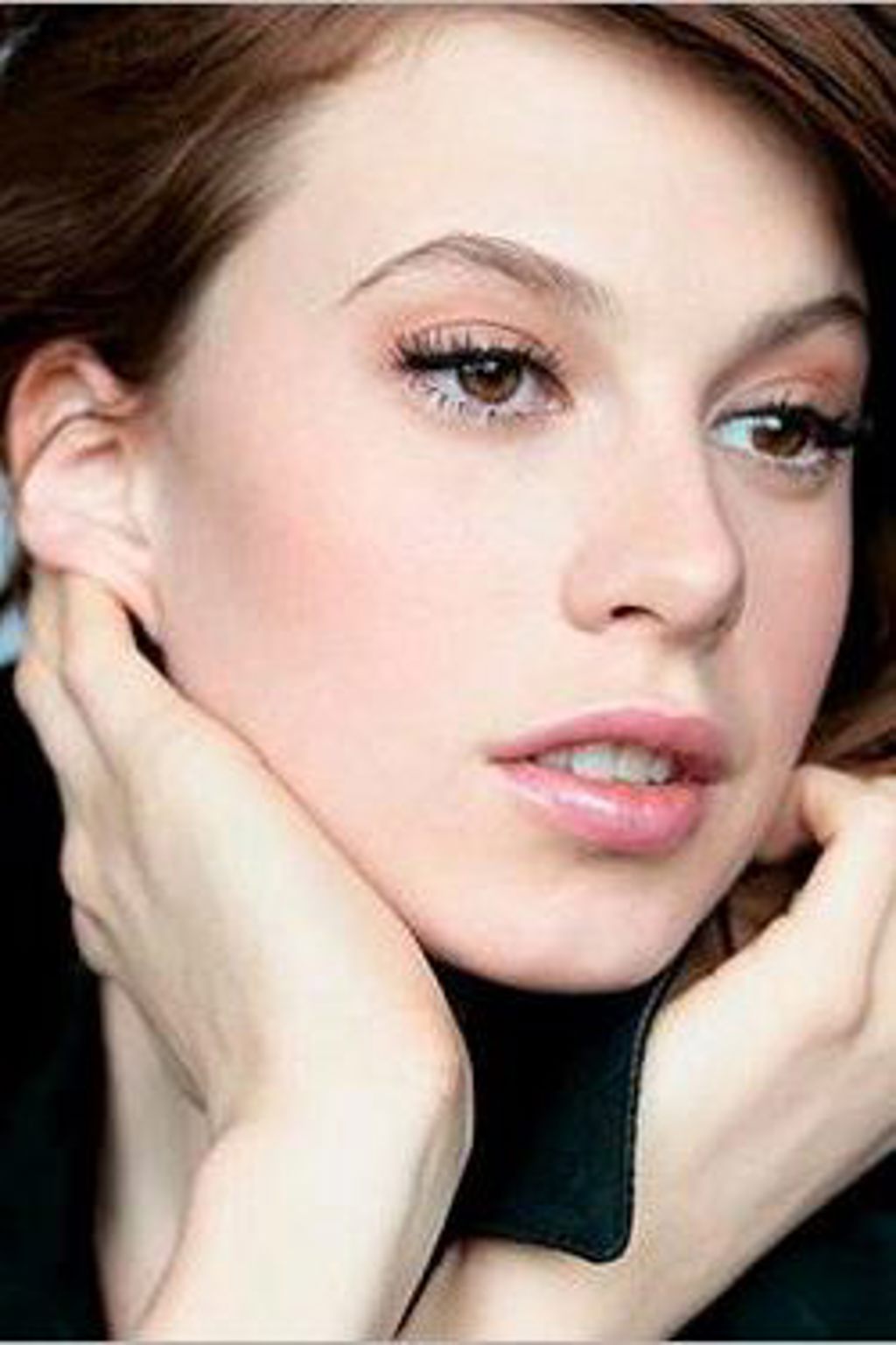 Scarlett Johansson končí u Manga, nahradí ji Elettra Wiedemann Scarlett Johansson končí u Manga, nahradí ji Elettra Wiedemann
