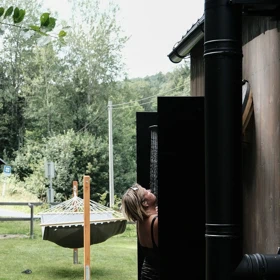 Posilovna, sauna, vinný sklep... Chata Pod Jezevčí skálou je plná nečekaných překvapení