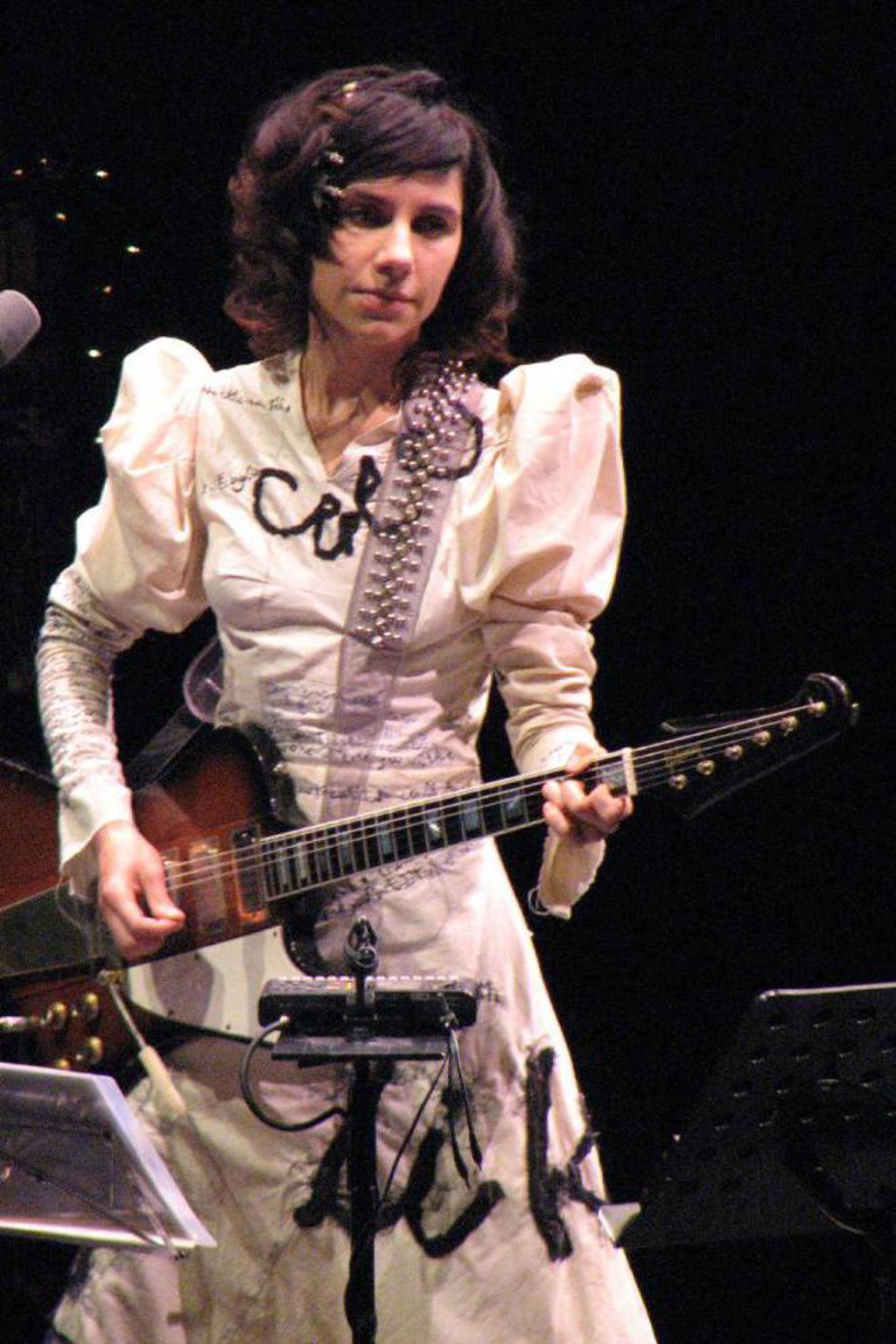 Konečně! Kabaretní punkerka PJ Harvey poprvé v Praze