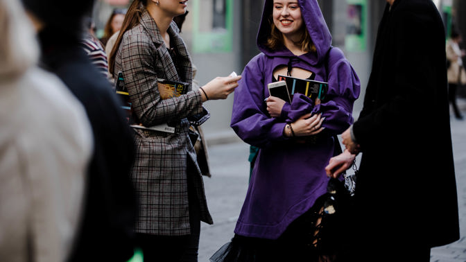 #ELLEstreetstyle: neonové barvy i móda s poselstvím