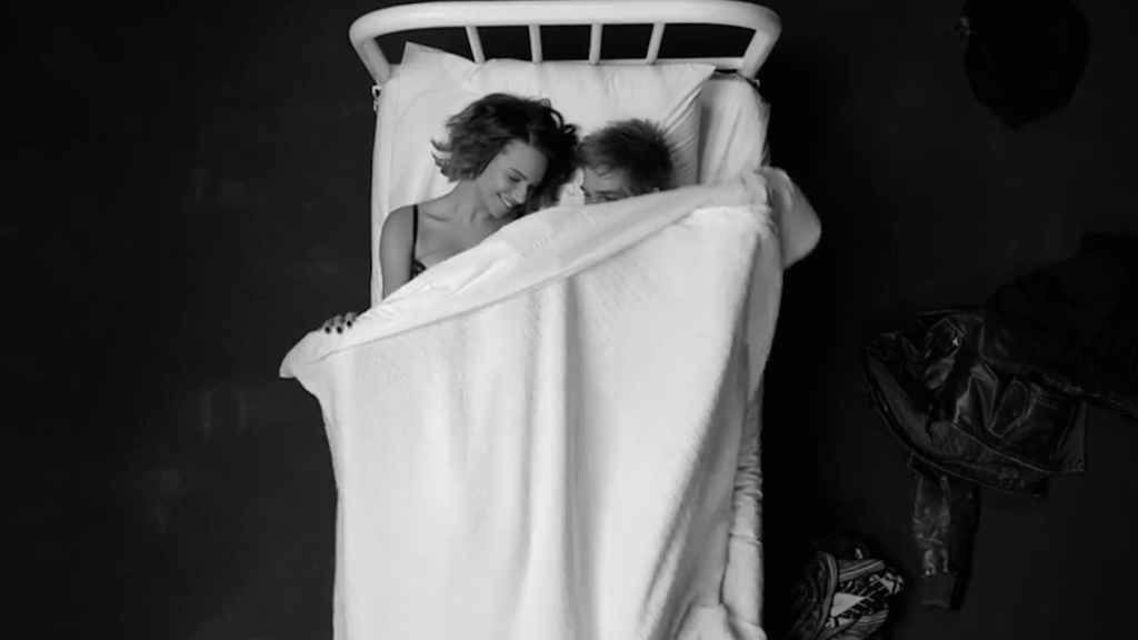 Elle si zamilovala svlékací video „Undress me“