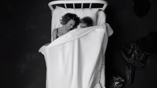 Elle si zamilovala svlékací video „Undress me“