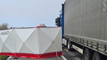 FOTO: Žena se střetla s kamionem v protisměru.