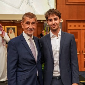 Předseda vlády Andrej Babiš spolu se synem Frederikem.