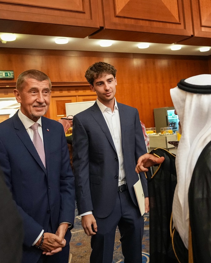 Andrej Babiš se synem na slavnostní recepci pořádanou u příležitosti státního svátku Království Saúdské Arábie.