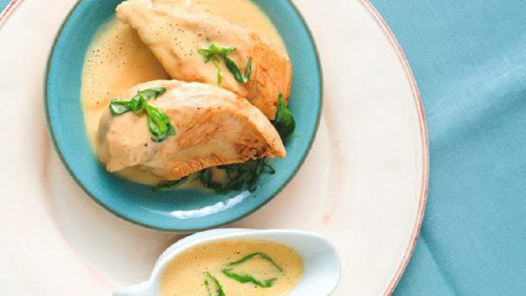 Recept na pošírovaná kuřecí prsa s estragonovou omáčkou Recept na pošírovaná kuřecí prsa s estragonovou omáčkou