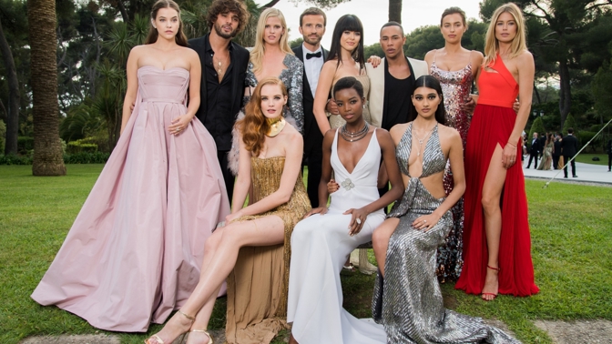 50 top fashion momentů na amfAR. Od Karolíny Kurkové po Bellu Hadid