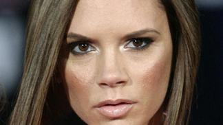 Proč se Victoria Beckham na fotografiích neusmívá?