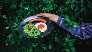 Neodolatelná hrášková kaše se sázeným vejcem a párkem