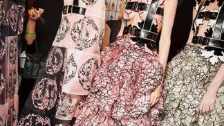 15 nejlepších šatů z pařížského fashion weeku