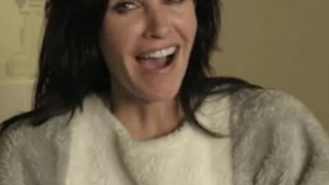 VIDEO: Courteney Cox dovádí v králičím kostýmu... pro dobrou věc.