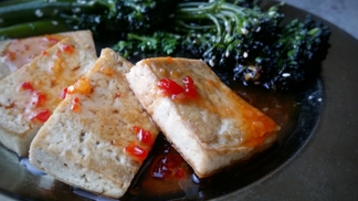 ELLE Menu: Smažené tofu s chilli omáčkou a brokolicí