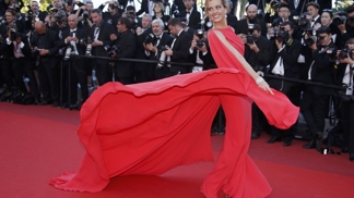 Zprávy z Cannes: Nové hvězdy a super sexy šaty Kendall Jenner