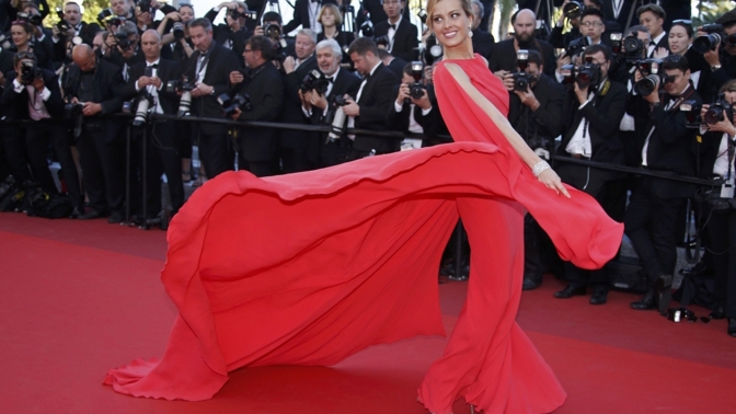 Zprávy z Cannes: Nové hvězdy a super sexy šaty Kendall Jenner
